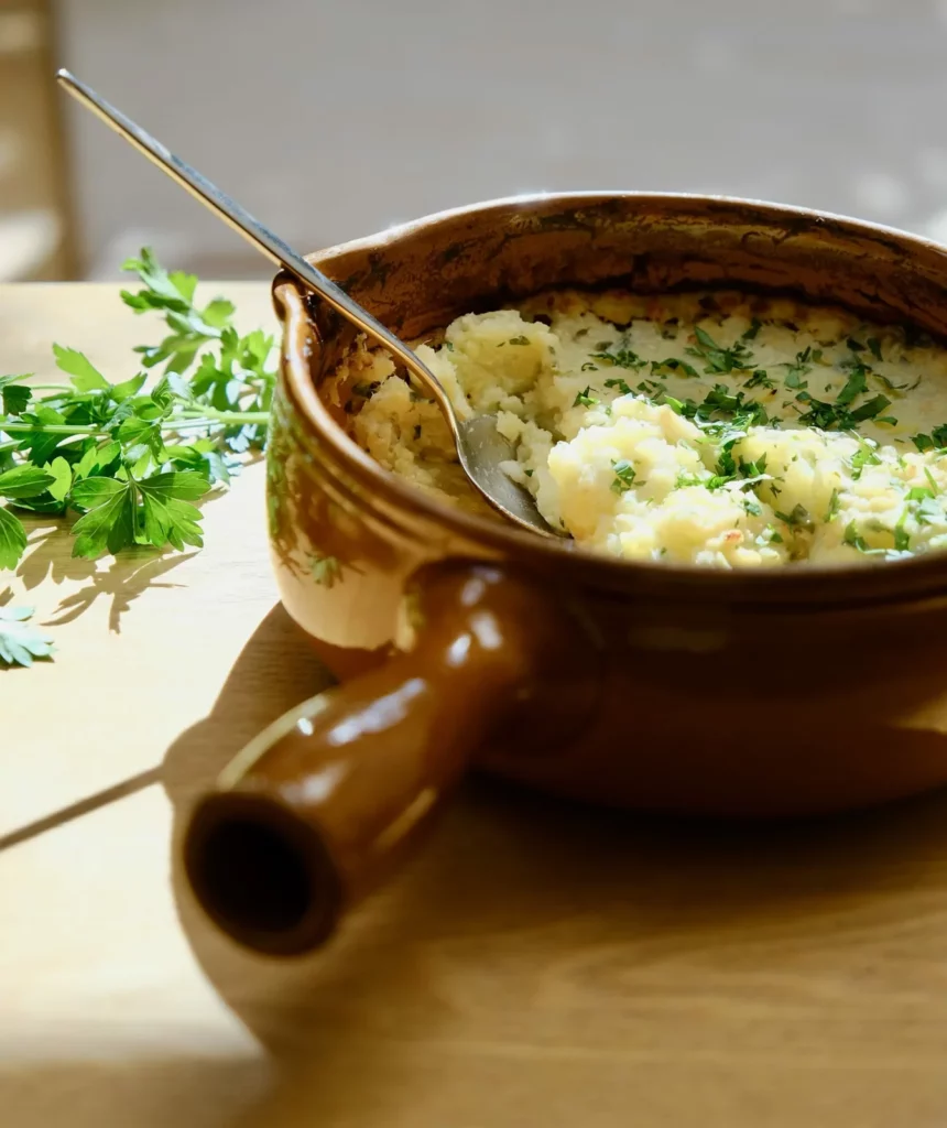 Brandade de morue gratinée au persil dans un plat en terre cuite