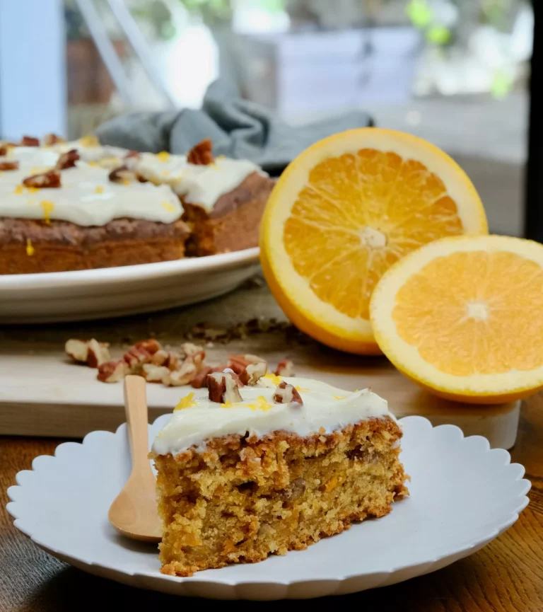 Carrot cake au glaçage, noix de pécan et orange