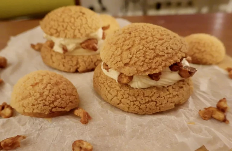 Choux au craquelin garnis de crème et de noix caramélisées