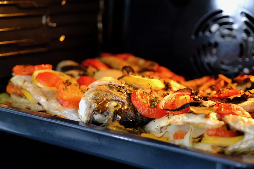 Poisson rôti aux légumes de saison