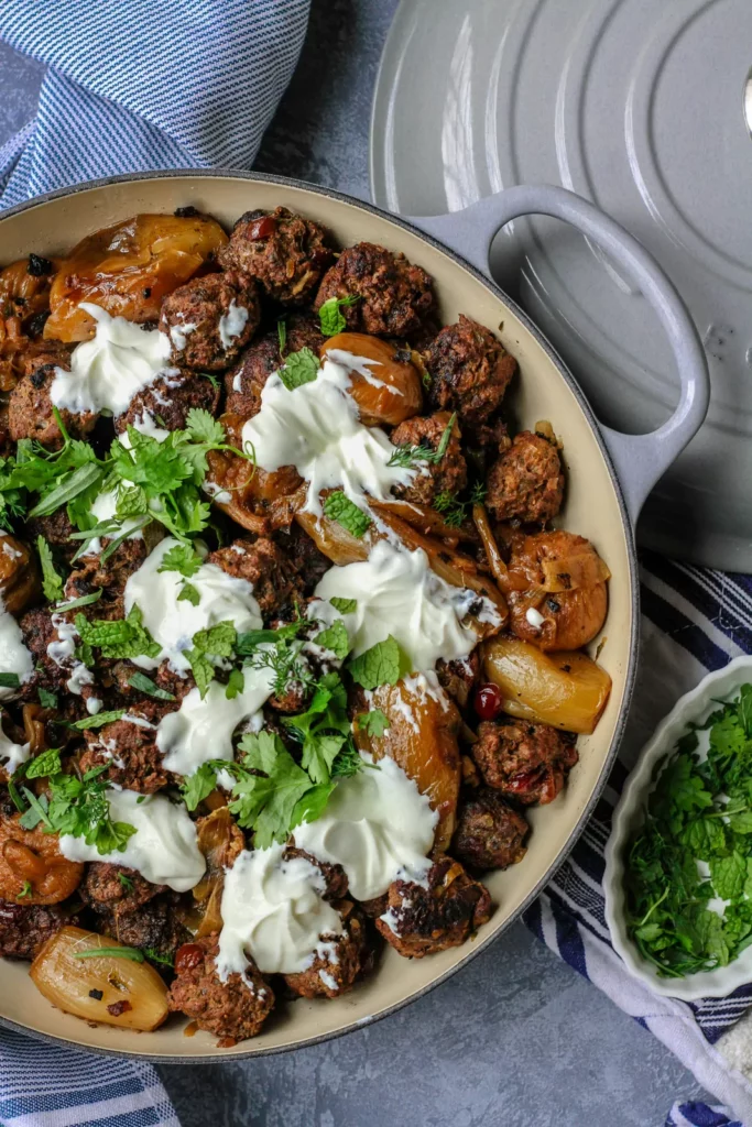 Grand plat mijoté préparé en cocotte