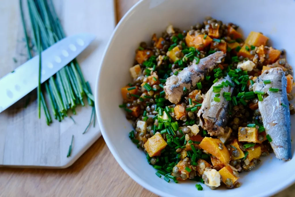 Salade de lentilles, patate douce, féta, sardines et ciboulette