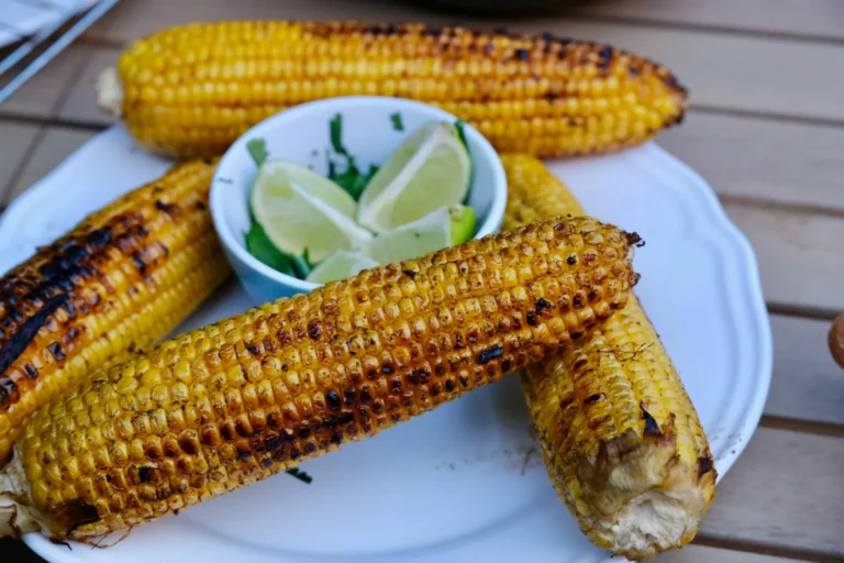 Épis de maïs grillés, citron vert et coriandre