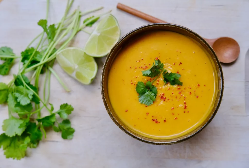 Velouté de légumes au citron vert et à la coriandre